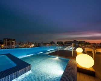 Embassy Suites by Hilton Santo Domingo - Santo Domingo - Pileta