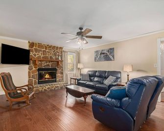 Large Home Near Hoover Met, Golf & Tuscaloosa - Bessemer - Huiskamer