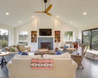 Tranquil Santa Rosa Home w/ Private Pool & Views! - Santa Rosa - Salon
