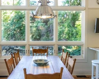 Blue Raven Lux Estate · Golf · Pickleball · Dock - Galiano Island - Dining room