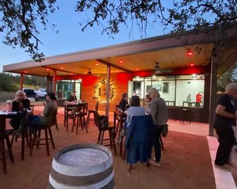 Cozy Heated Glamping Tent with Free Wine Tasting - Johnson City - Bar