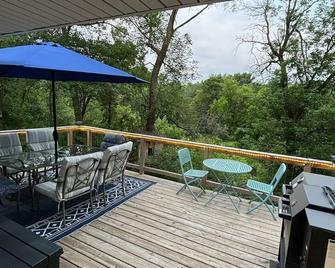 Spacious & Cozy home on The Apple River- Hiking, Tubing, Skiing, Racing, 12+ ppl - Star Prairie - Balcony