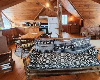 Carriage House Studio Apt- secluded, mountain views, babbling brook, countryside - Dorset - Bedroom