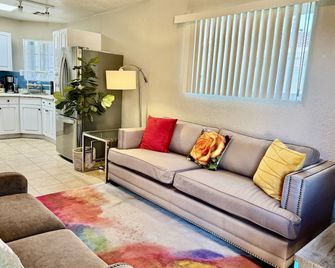 1 Bedroom 1 Bath Great Location - Spring Valley - Sala de estar