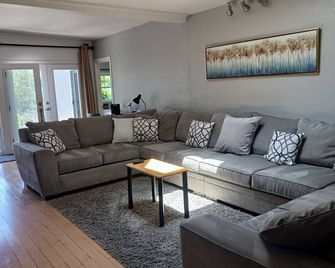 Elite Coastal Area / Cozy Loma Portal House / 3 Bd / 3 Ba / Canyon View/Near All - سان دييغو - غرفة معيشة