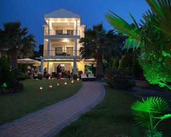Recreational paradise and bathing experience of a special kind, by the sea at 30m! - Polychrono - Edificio