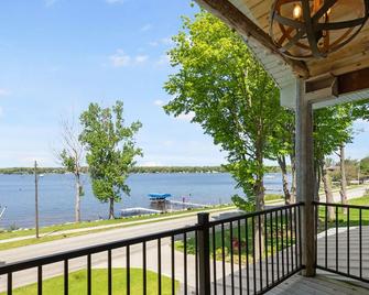 Beautiful 4-Bedroom Lakefront Home with dock on White Lake, Whitehall, MI - Whitehall - Balcony
