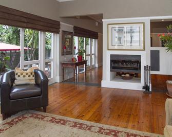 Conifer Beach House - פורט אליזבת' - סלון