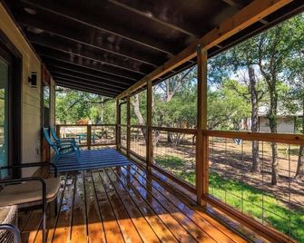 Winecup Waterfront Cottage - Fredericksburg - Balcón
