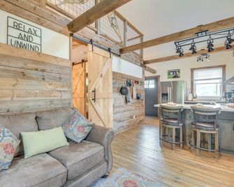 Historic Charm + Modern Luxury: 6 Mi to Stowe Mtn - Stowe - Living room