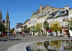 Maison cosy à Moulins : proche centre, cour fleurie, vélos, WiFi et draps fournis - FR-1-489-162 - Moulins - Gebäude