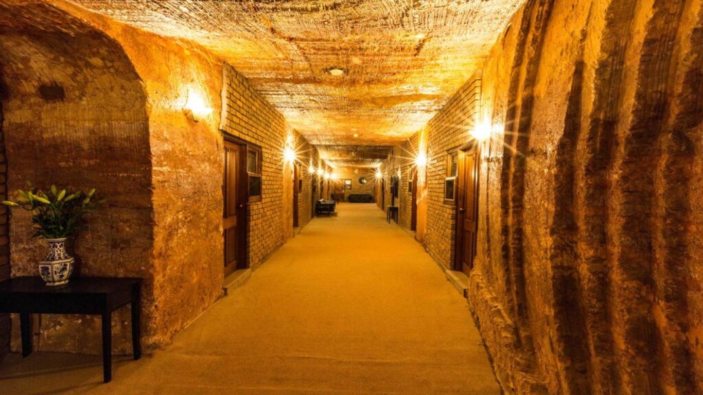 The Lookout Cave Underground Motel