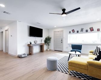 Vinyl Studio Bmt - San Antonio - Living room