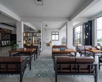 Modern Family Room with Balcony & Mountain View – See You Soon Homestay, Alishan - Chiayi - Salon