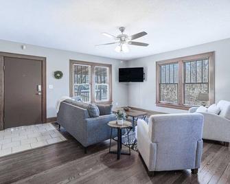 Red Bud - Chattanooga - Living room