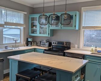 Charles Street Vacation Home - Lethbridge - Kök