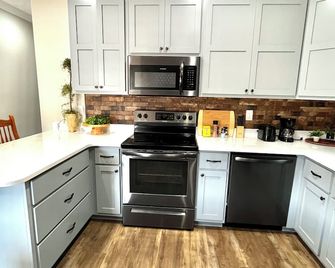 Charming apartment in Savannah! Conveniently located near downtown! - Savannah - Kitchen