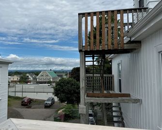 5 Apt. # 5 at 10 Summer Street Suites - Very Close to Acadia and in Town - Wolfville - Balcony