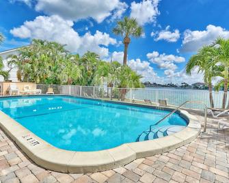 Westwinds 213 - Saint Pete Beach - Pool