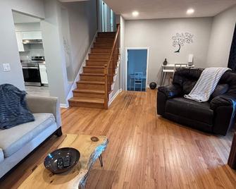 Charming 3-bedroom house in Janesville with AC, WiFi - Janesville - Huiskamer