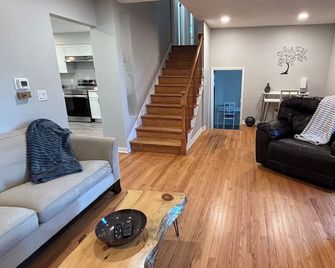 Charming 3-bedroom house in Janesville with AC, WiFi - Janesville - Huiskamer