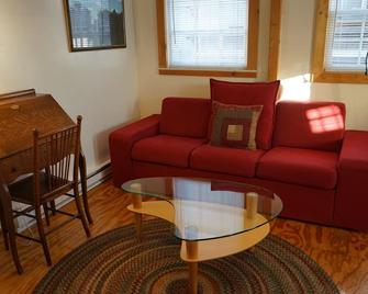 The Writer's Cabin, Jacuzzi, Fireplace, in Town! - Grand Marais - Living room