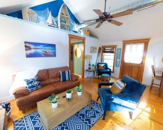 The charming Glenn Cottage! Walk to Lake Michigan! - Fennville - Living room