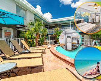 BBR #8, Steps to the Beach, Heated Pool w/Kitchenette & King bed! - Treasure Island - Zwembad
