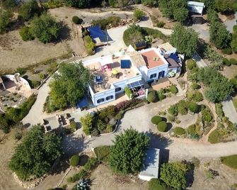 Small apartment in a quiet location with two private terraces and sea views - Olhão - Building