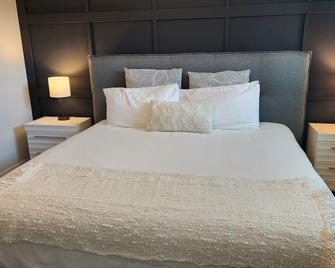 Great Mountian Views-Modern-Bright-Spacious-Clean - Dead Man's Flats - Bedroom