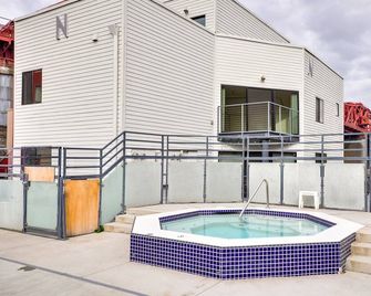 Portland Condo w/ Hot Tub Access, Near Downtown! - Portland - Outdoors view