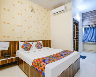 Fabexpress Swara Residency - Bārāmati - Bedroom