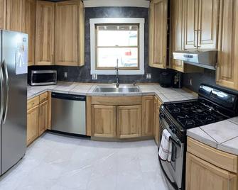 Lakefront Oasis - Premier, Centrally Located Vacation Property. Remodeled 2020. - Brighton - Kitchen
