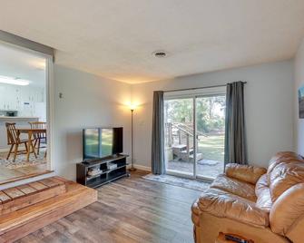 Pet-Friendly Southport Home with Deck 8 Mi to Beach - Southport - Living room