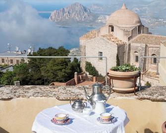 Noble palace with a sky view in the mountains, near the historic center of Erice - Erice - Balcony