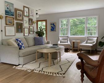 Cozy Coastal Retreat W/ Detached Office Near Nyc - Norwalk - Living room