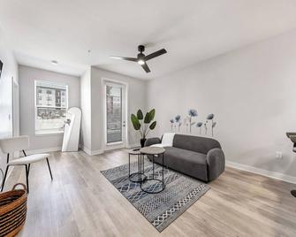 Bold 2129 I Modern Apartment With Free Parking - St. Peters - Living room