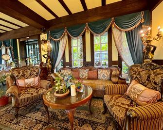 Tudor Dynasty Homestay - Shoufeng Township - Σαλόνι