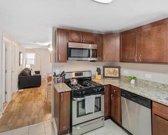 Clean Newly Remodeled 2 Bedroom Apartment - Libertyville - Kitchen