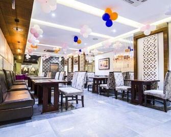 Fabhotel Prime Royal Plaza - Zerakpur - Ресторан