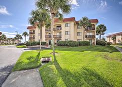 St Augustine Beach Condo with Resort Amenities! - Saint Augustine Beach - Building