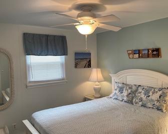 Located in the heart of Stone Harbor just 3 blocks from downtown 96th Street shopping area and 1-1/2 blocks to the beach. - Stone Harbor - Bedroom