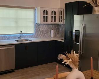 Centrally Located Couva Family Home. Relax, Explore, And Stay Secure! - Couva - Cocina