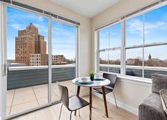 2BR Penthouse Hidden Gem Skyline view 10 min to EWR - Newark - Balcony