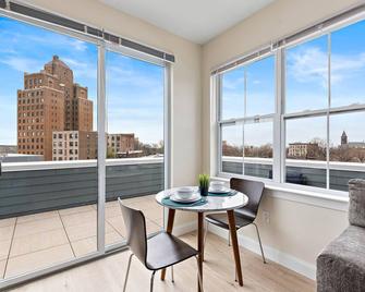 2BR Penthouse Hidden Gem Skyline view 10 min to EWR - Newark - Balcony