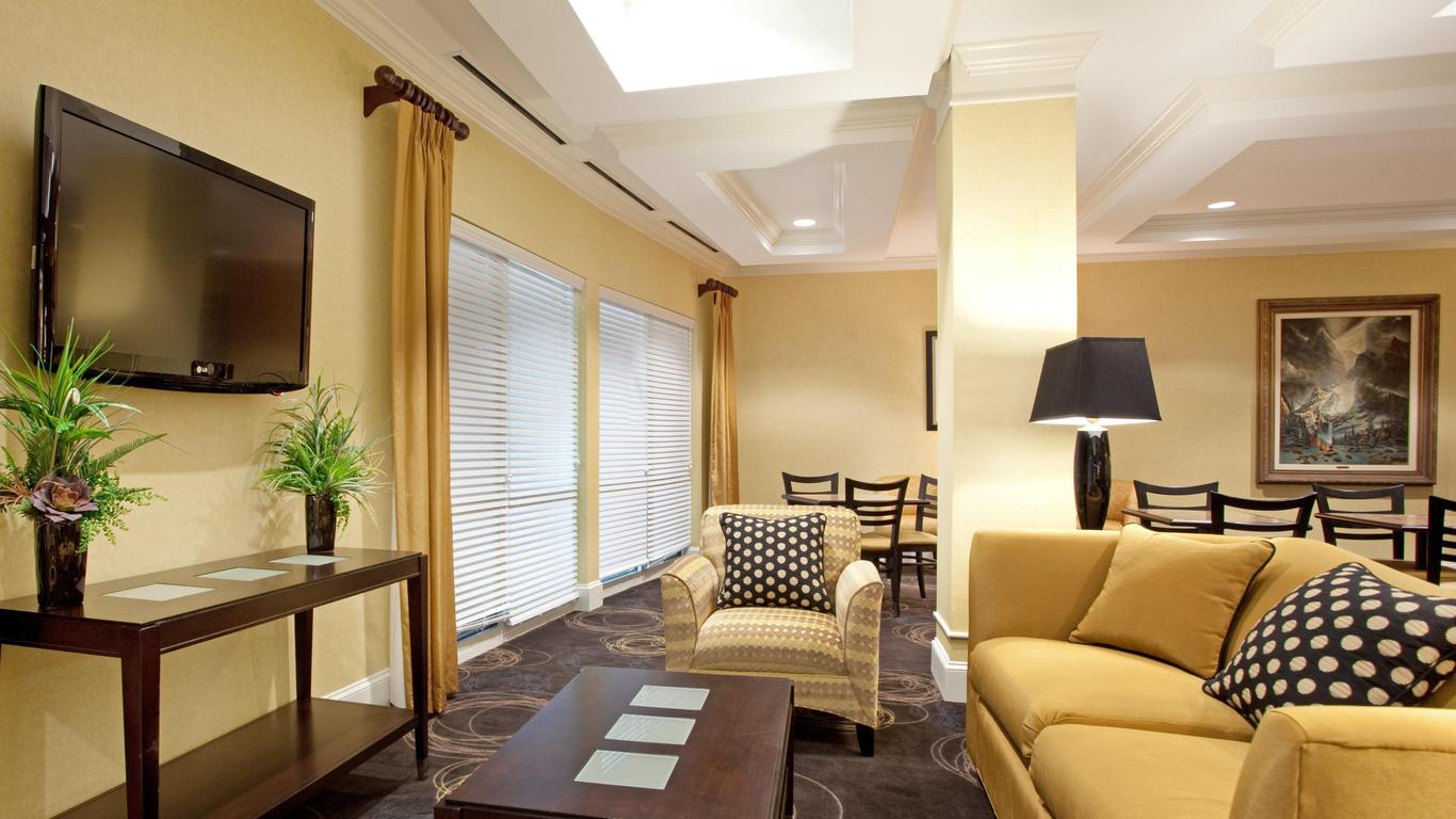 هوليداي إن إكسبرس بيمبروك باي آيتش جي