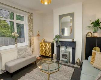 Pass the Keys | Large Family House near Lincoln - North Hykeham - Phòng khách