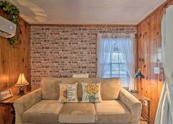 Cozy Knoxville Getaway about 8 Mi to Downtown! - Knoxville - Sala de estar