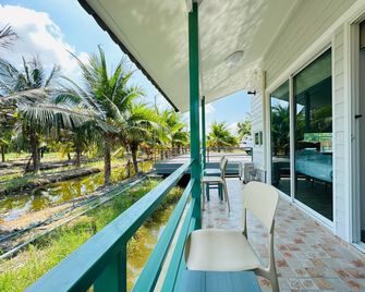 Coco and Canal HomeStory - Samut Sakhon - Balcón