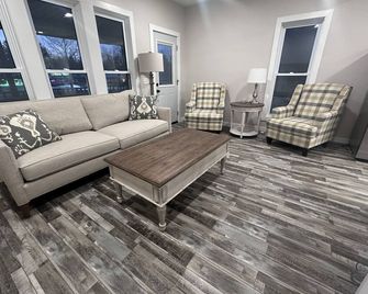 Beautiful 3-bedroom house in pleasant Big Rapids perfect for families - Big Rapids - Вітальня